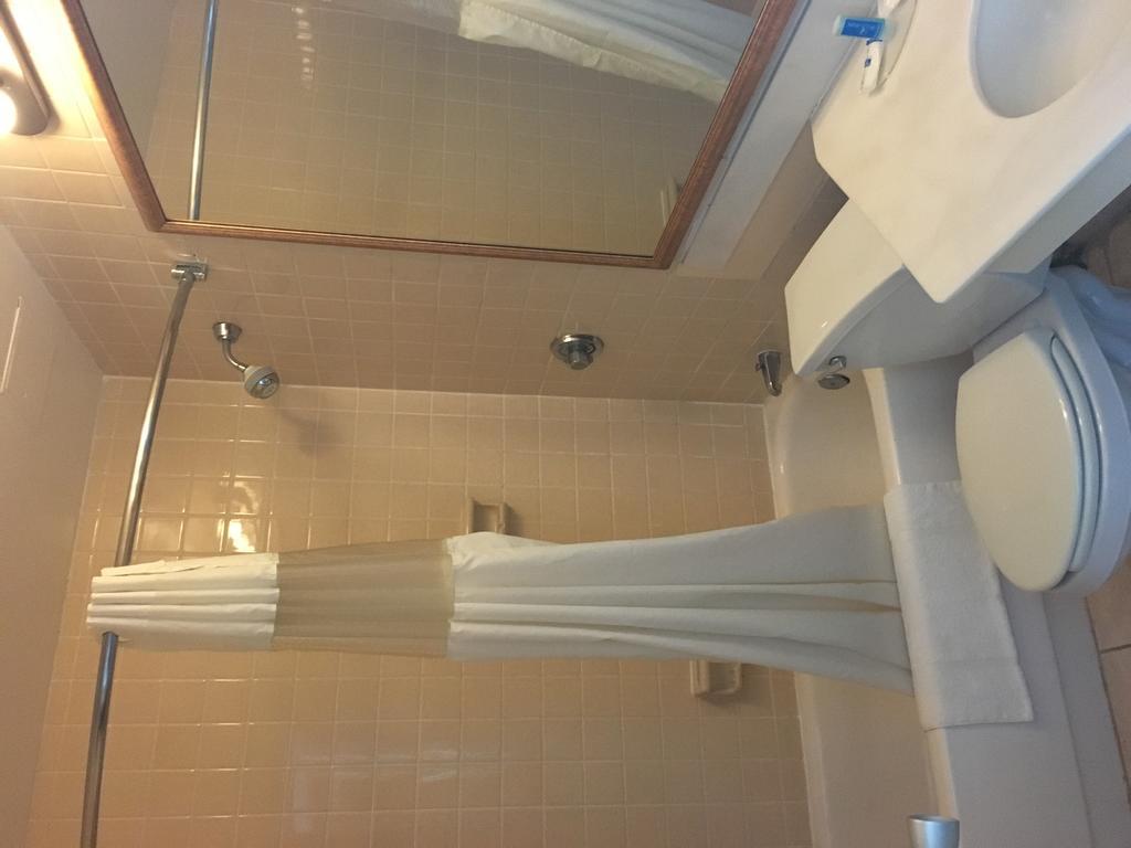 Rodeway Inn Гринфилд Экстерьер фото