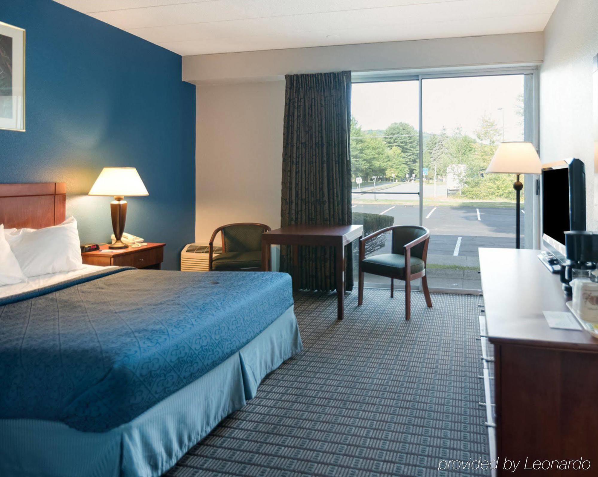 Rodeway Inn Гринфилд Экстерьер фото