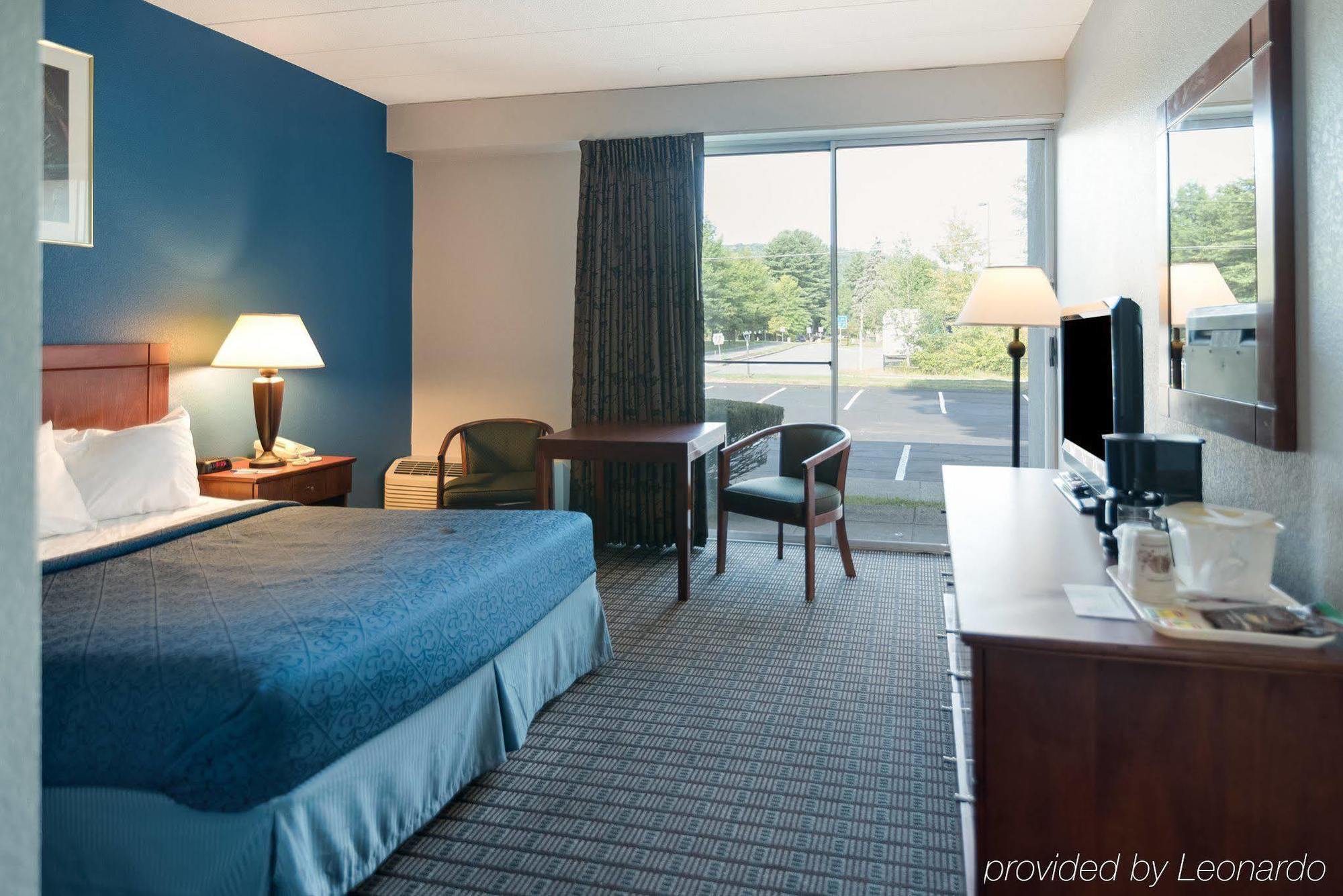 Rodeway Inn Гринфилд Экстерьер фото